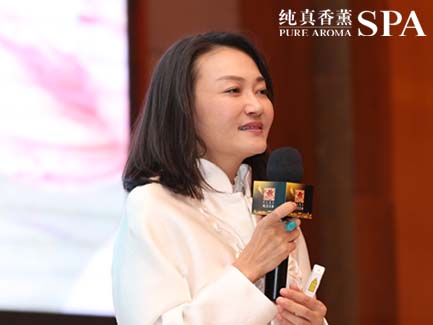 纯真美业总裁任丽女士为活动致辞