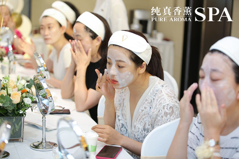 法尔曼夏日护肤品鉴会香粉现场护肤