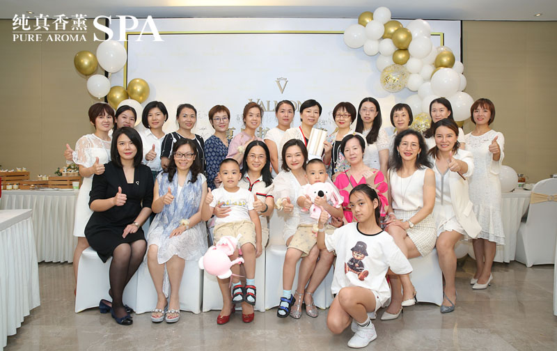 法尔曼夏日护肤品鉴会集体合影-纯真香薰SPA