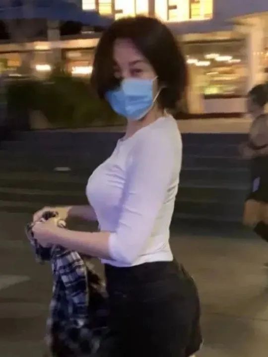 新加披,在跑步被偶遇的许晴 新加披,在跑步被偶遇的许晴