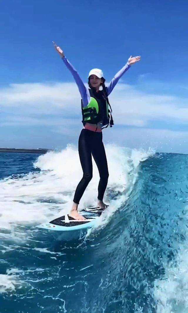 angelababy在三亚冲浪 angelababy在三亚冲浪